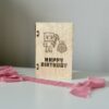 Drewniana Kartka Urodzinowa w Stylu Pixel Art – Grawerowana z Napisem "Happy Birthday"