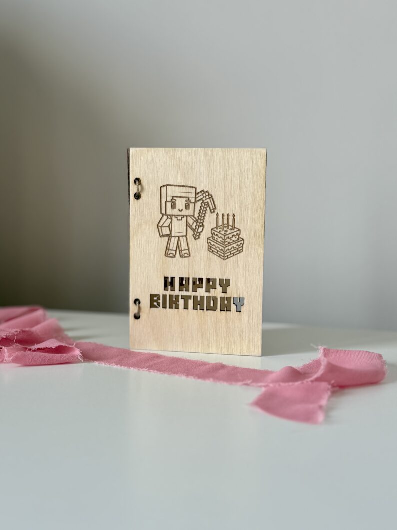 Drewniana Kartka Urodzinowa w Stylu Pixel Art – Grawerowana z Napisem "Happy Birthday"